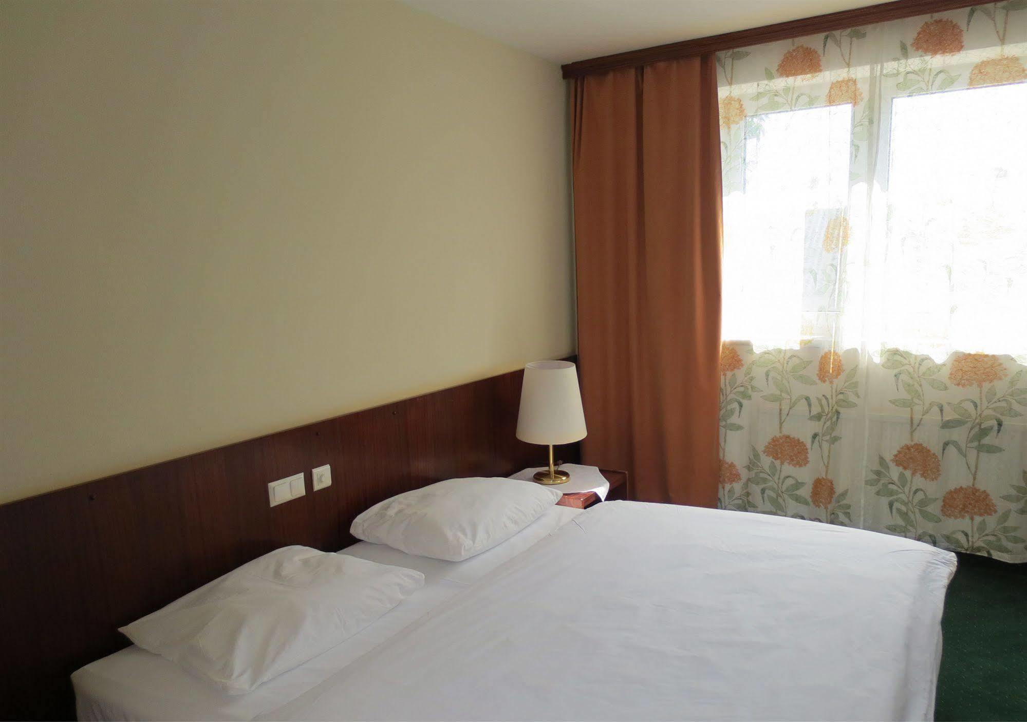 Hotel Zur Post Illmitz Exterior photo