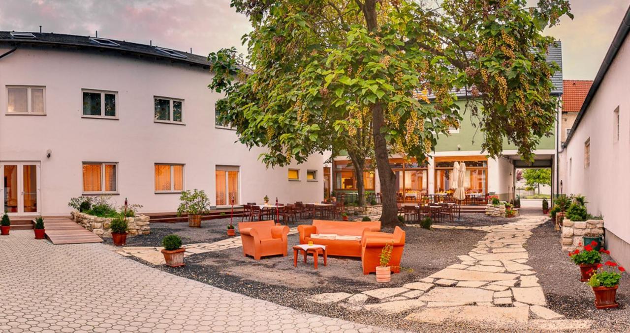 Hotel Zur Post Illmitz Exterior photo